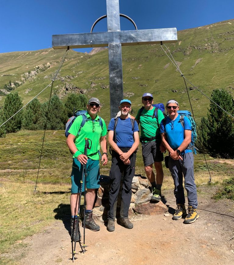 Besuch der DAV Sektion Neuland - vor dem alten Wildspitz Gipfelkreuz Besuch der DAV Sektion Neuland - vor dem alten Wildspitz Gipfelkreuz